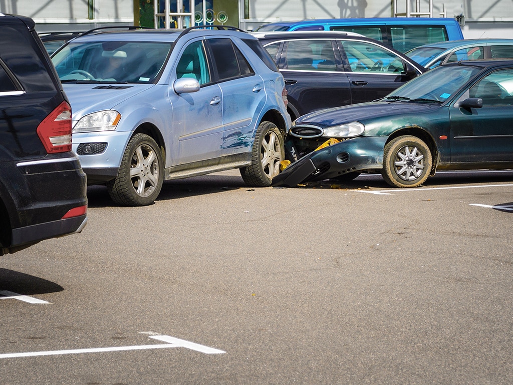 Unfall auf einem Parkplatz: Wer haftet und was ist zu beachten?